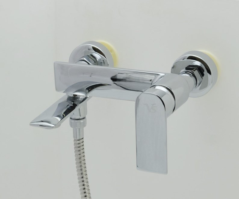 Смеситель для ванны Ahti Ulvila UL405001 хром Смеситель для ванны Ahti Ulvila UL405001 хром